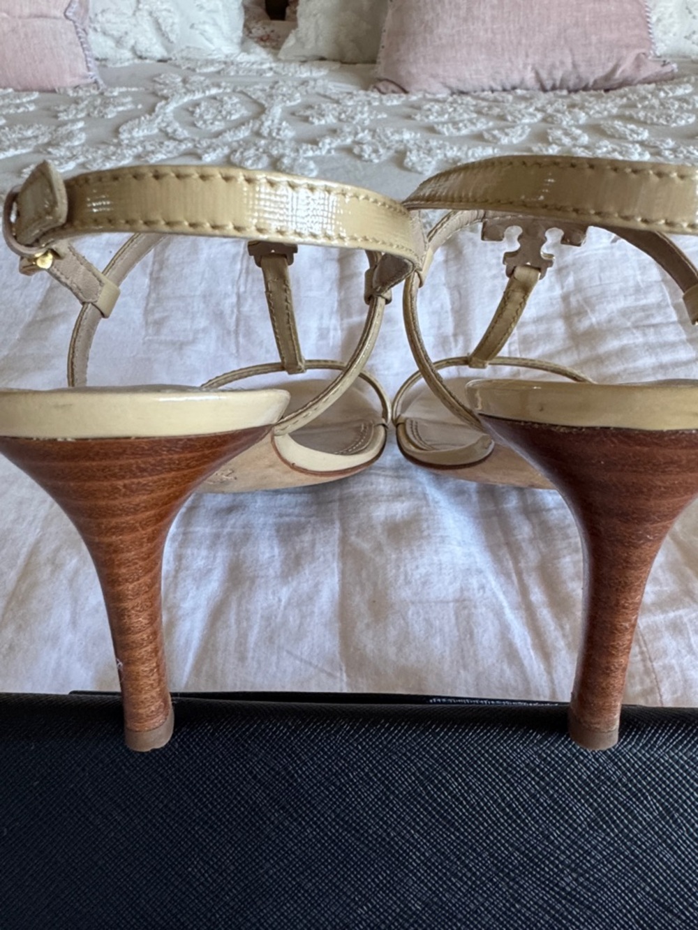 Tory Burch Beige Leather T-Strap Sandals with Gold Logo - Picture 10 of 10